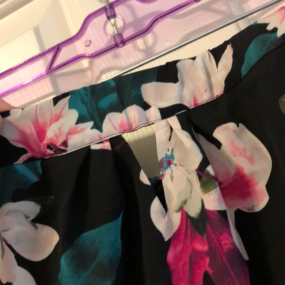 🎉HP🎉{1. State} Floral romper - Picture 2 of 4